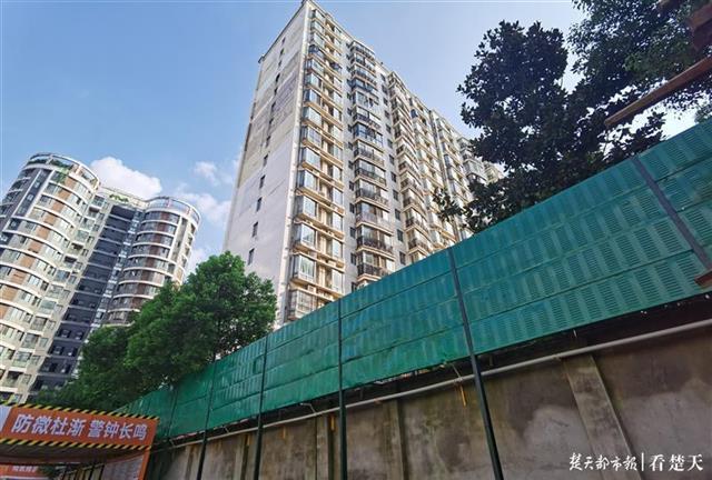 减少噪声扰民这个工地花10万元安装57米的隔音墙(图2)