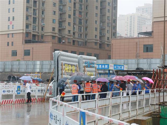 一侧机械轰隆另一侧可轻声交谈这家工地的移动隔音墙引观摩