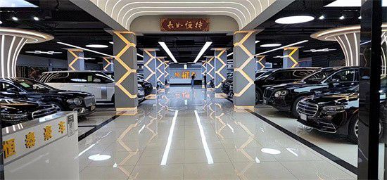 迈巴赫GLS600奢华越野实力挑战库里南(图11)