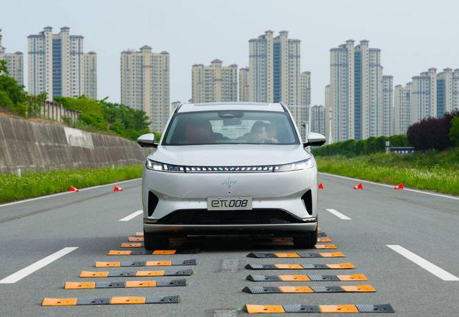 体验东风奕派eπ008：空间大配置顶轴距比理想L8还长20万可入(图2)