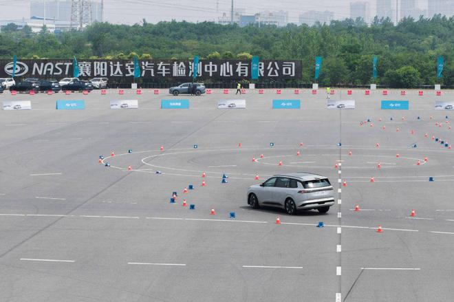 体验东风奕派eπ008：空间大配置顶轴距比理想L8还长20万可入(图11)