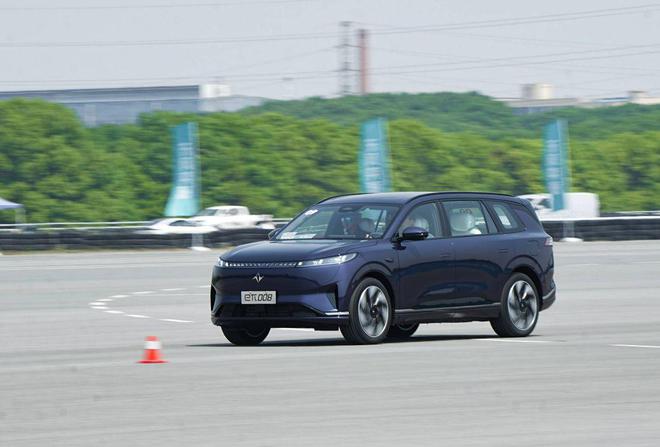体验东风奕派eπ008：空间大配置顶轴距比理想L8还长20万可入(图12)