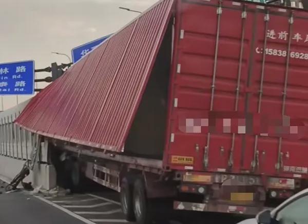 上海突发！集卡撞上隔音墙龙门架变形严重“眼看要倒下”！警方通报→(图2)