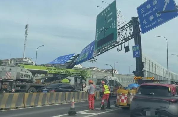 上海突发！集卡撞上隔音墙龙门架变形严重“眼看要倒下”！警方通报→