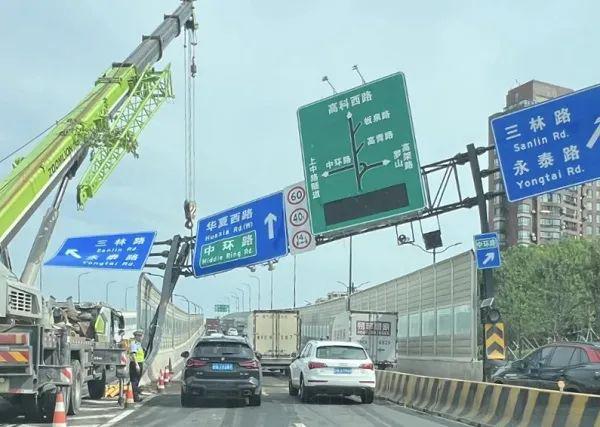 上海一集卡撞上隔音墙龙门架变形严重“眼看要倒下”！警方通报(图3)