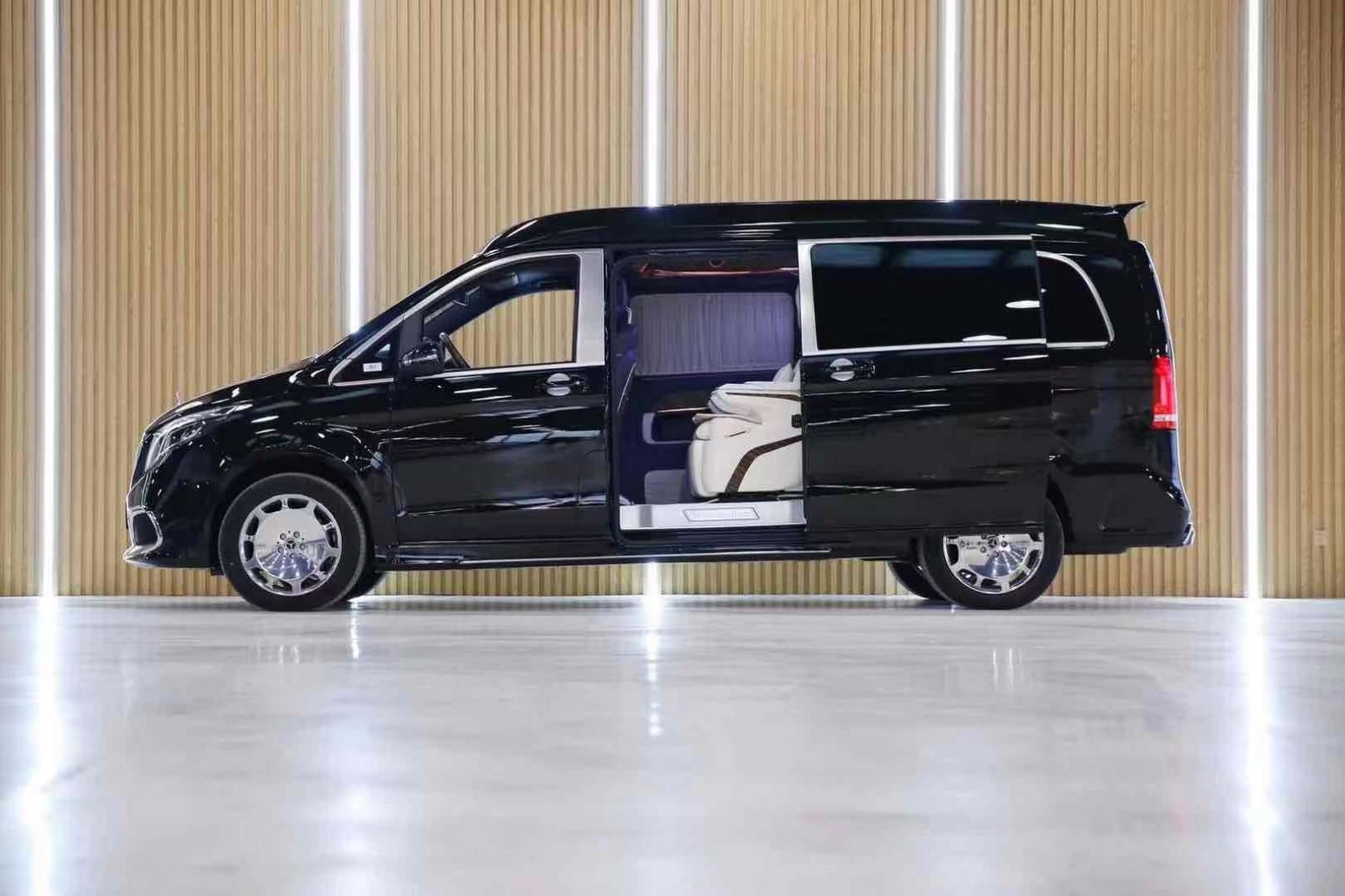奔驰V260L限量版定制商务車移动的宫殿你喜欢吗？(图3)
