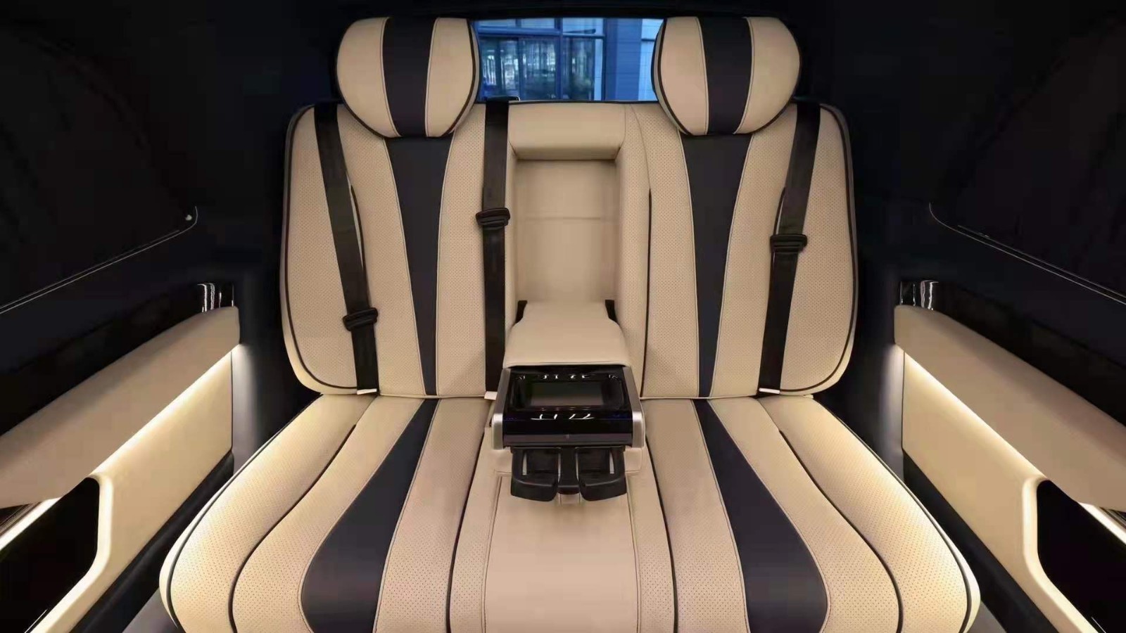奔驰V260L限量版定制商务車移动的宫殿你喜欢吗？(图2)