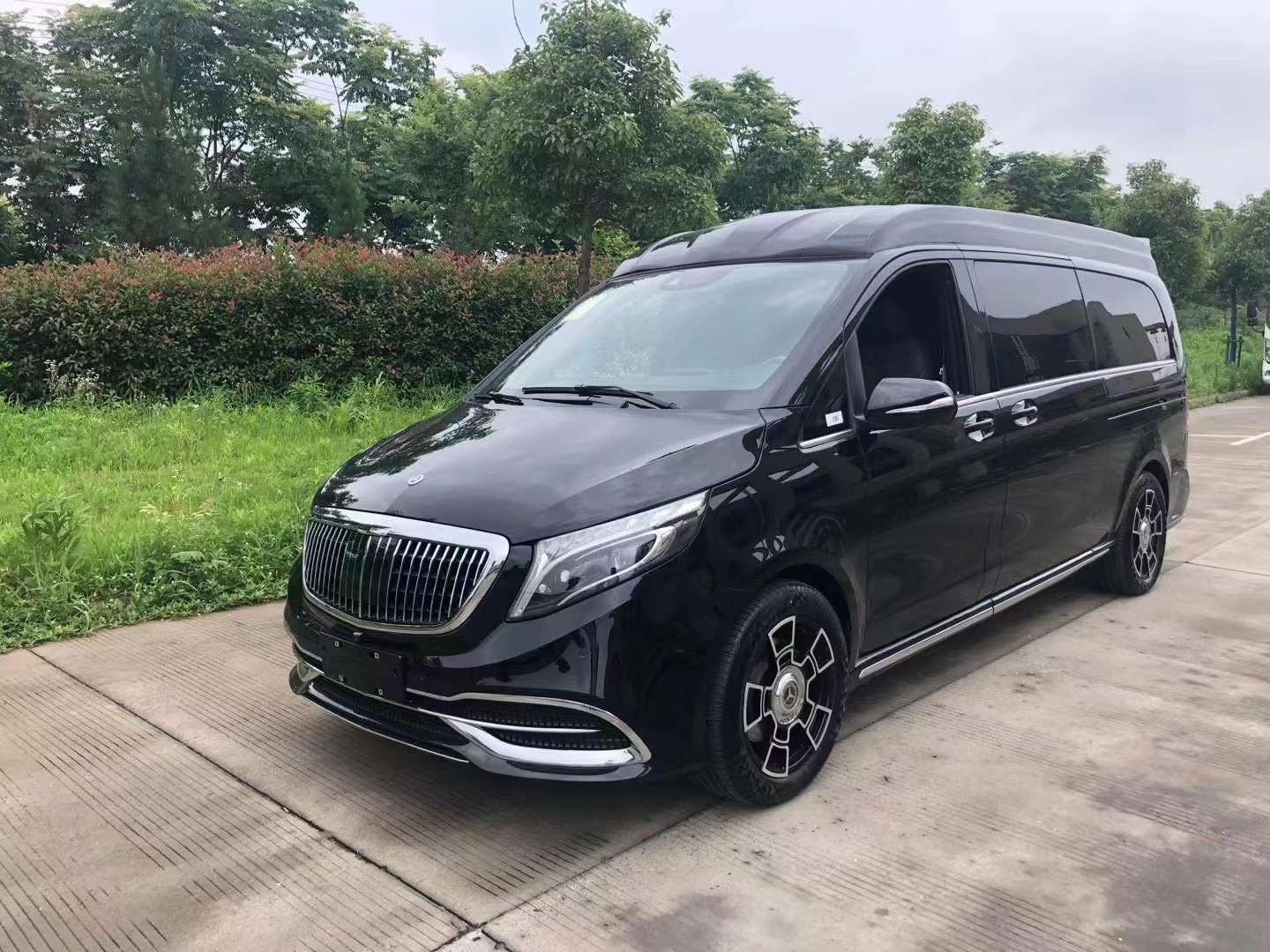 奔驰V260L限量版定制商务車移动的宫殿你喜欢吗？(图1)