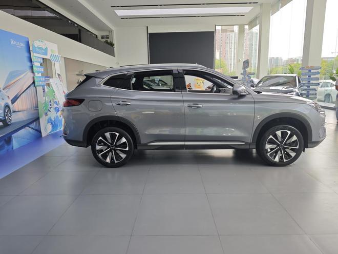 续航1500km、油耗3字头比亚迪新款宋PLUSDM-i到店实拍(图3)