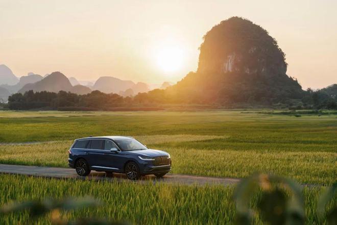 “陆上专机”飞上云端全新林肯飞行家以“大器、惬意、静谧、刚劲、守护”尽显优雅从容(图4)