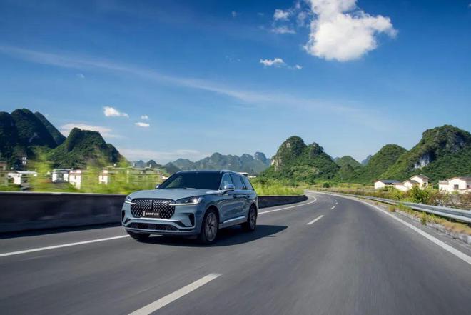 “陆上专机”飞上云端全新林肯飞行家以“大器、惬意、静谧、刚劲、守护”尽显优雅从容