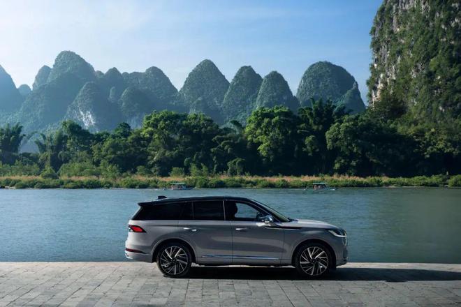 “陆上专机”飞上云端全新林肯飞行家以“大器、惬意、静谧、刚劲、守护”尽显优雅从容(图2)