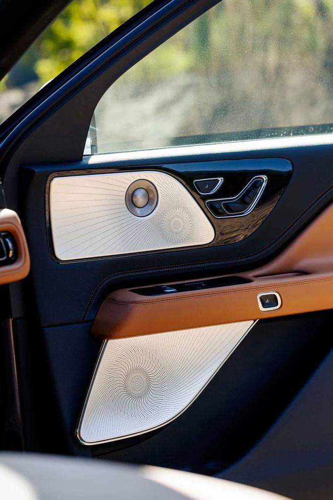 “陆上专机”飞上云端全新林肯飞行家以“大器、惬意、静谧、刚劲、守护”尽显优雅从容(图8)