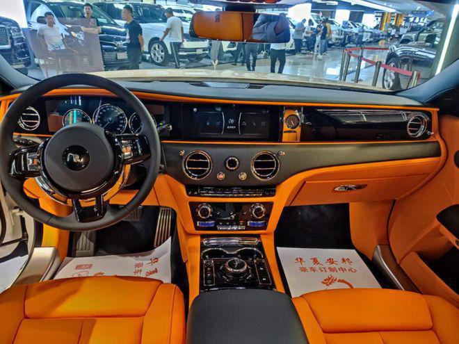 劳斯莱斯古思特白橘加长版特价出售458万(图4)