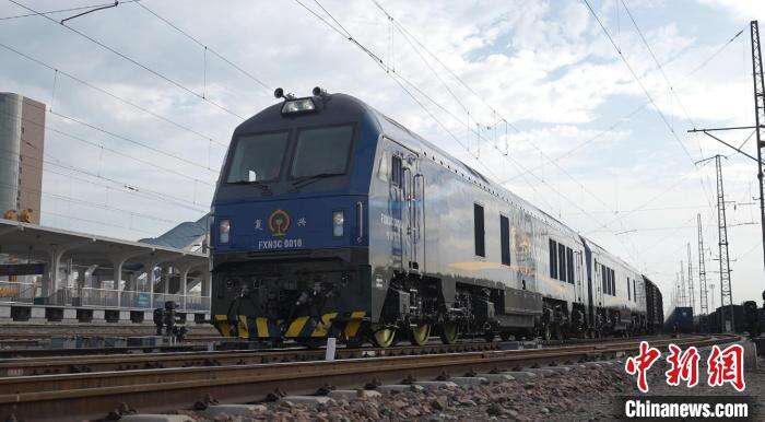 国产新型高寒耐风沙内燃机车首次投入使用