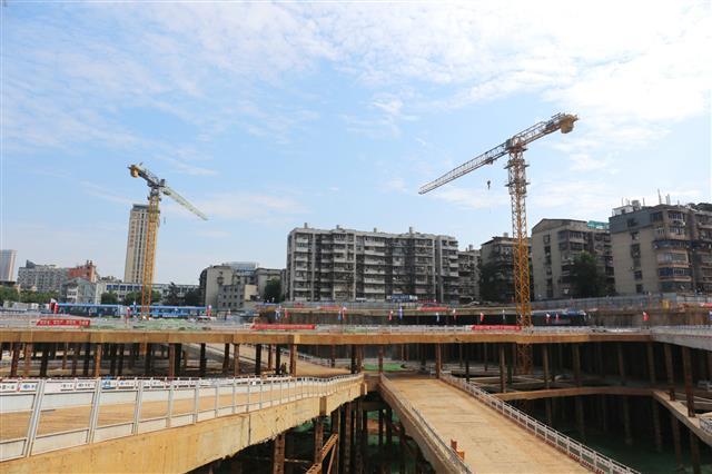 “双十大”选树进工地①首开先河为了降噪这个工地用上充气隔音墙