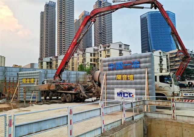 “双十大”选树进工地①首开先河为了降噪这个工地用上充气隔音墙(图5)
