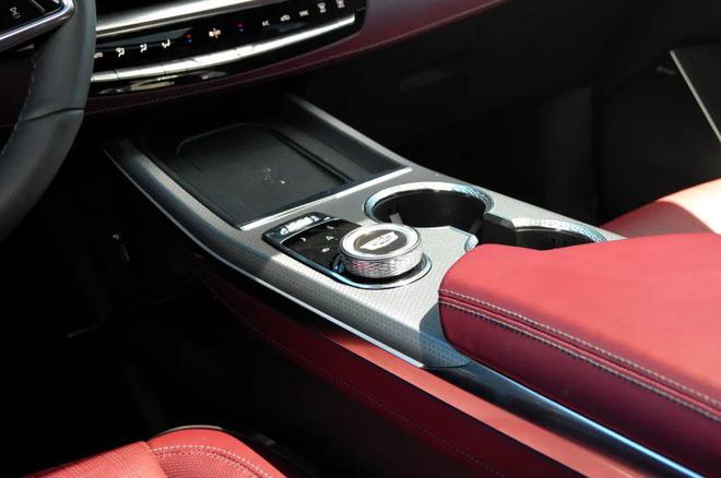 首试凯迪拉克全新XT5：平顺超预期、舒适下限高2799万买大满配真赚了(图9)