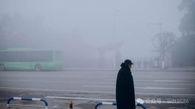 并非迷信：床靠两面墙家人病怏怏啥意思床不宜这两面墙吗？(图5)