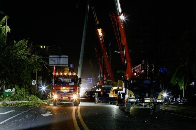 直击灾区抢修复电一线：通宵奋战守护光明（组图）(图2)