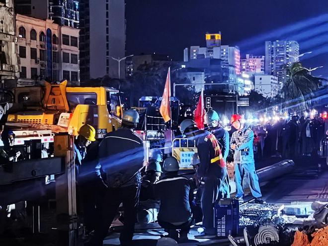 直击灾区抢修复电一线：通宵奋战守护光明（组图）(图4)
