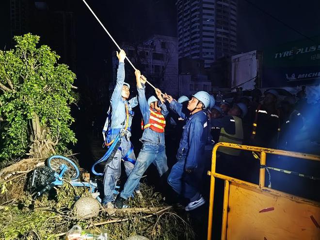 直击灾区抢修复电一线：通宵奋战守护光明（组图）(图3)