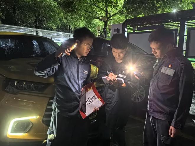 直击灾区抢修复电一线：通宵奋战守护光明（组图）(图6)