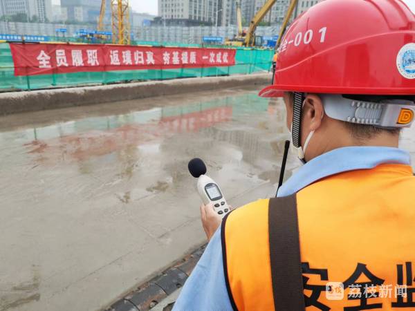围挡“变身”隔音墙家门口的工地按下“静音键”(图2)