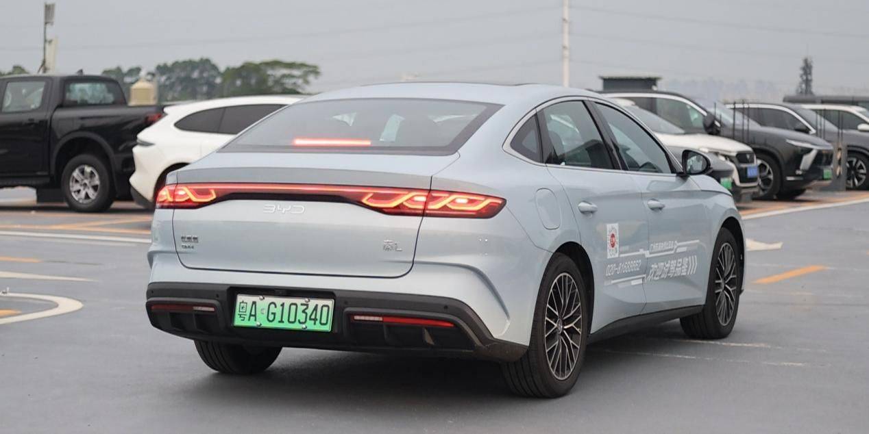 试驾秦L最强国产B级轿车“卷王”是否名副其实？(图4)