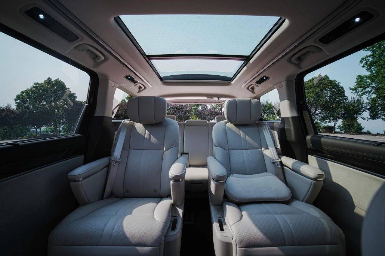 大家9超混VS腾势D9DM-i：谁能让你在30万预算内开上豪华MPV？(图20)