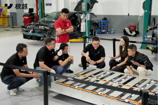 看完极越拆车我才发现夏一平没吹牛吉利和百度有真家伙(图4)