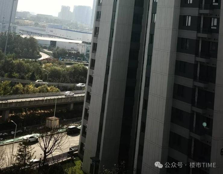 青岛新交付小区噪音闹心隔音屏该谁装？指向开发商!(图3)