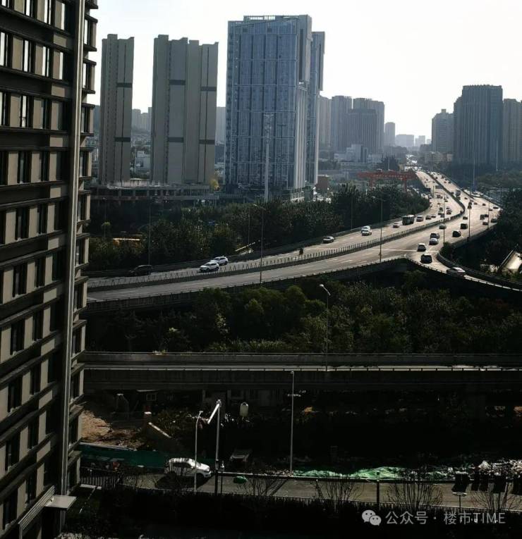 青岛新交付小区噪音闹心隔音屏该谁装？指向开发商!(图2)