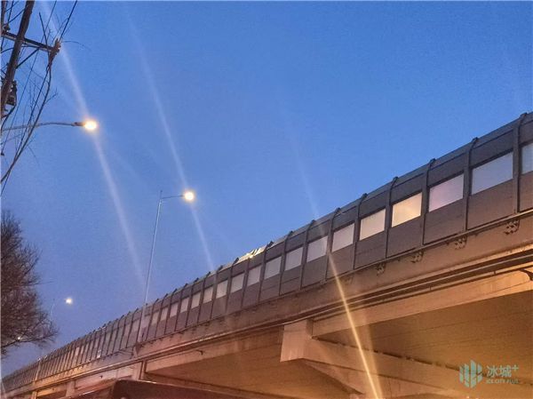 完成8座桥梁28万延长米隔音屏建设！哈市持续加大高架桥周边噪声治理