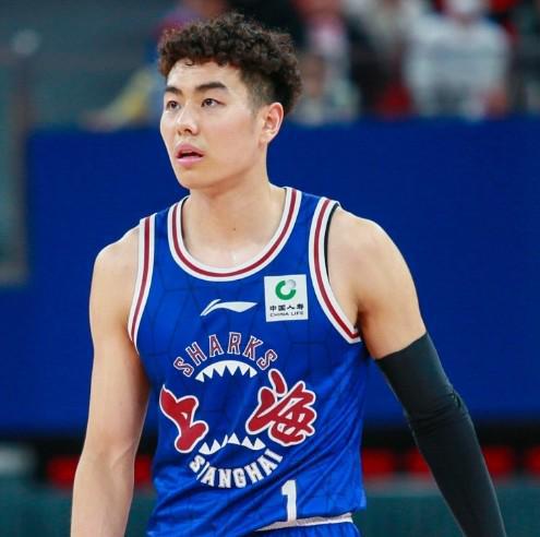 上海男篮为数不多的亮点李添荣21中11高效砍30分4板2助