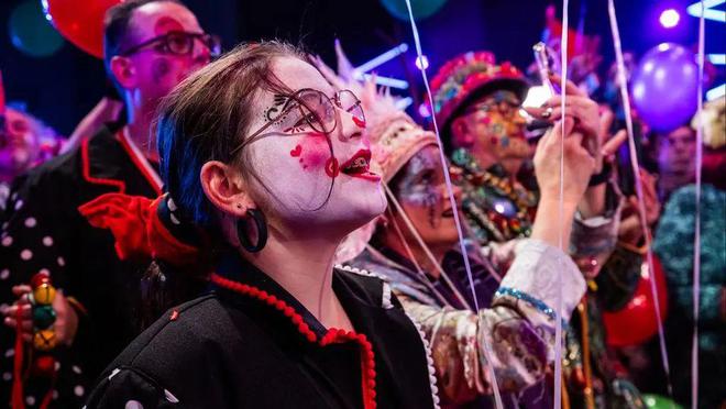 【荷兰】荷兰狂欢节庆祝者建造隔音屏障以保护几只小动物