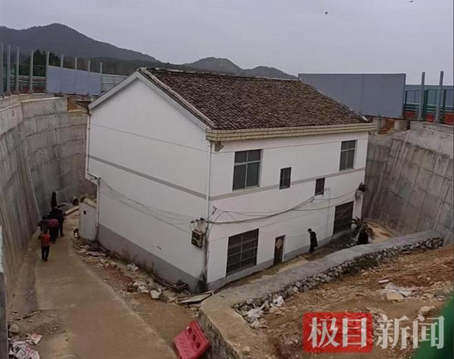 金溪之眼后续:房主一天在外吃饭女婿过年没来院内条幅惹争议(图4)