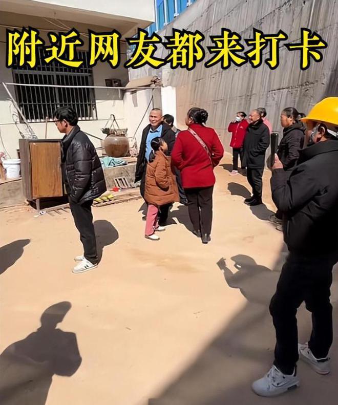 金溪之眼后续:房主一天在外吃饭女婿过年没来院内条幅惹争议(图3)