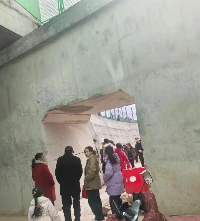 金溪之眼后续:房主一天在外吃饭女婿过年没来院内条幅惹争议(图6)