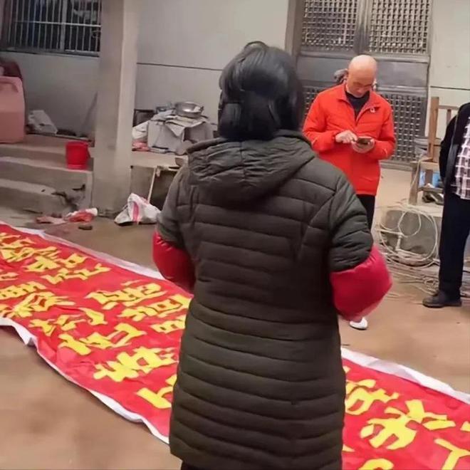 金溪之眼后续:房主一天在外吃饭女婿过年没来院内条幅惹争议(图16)