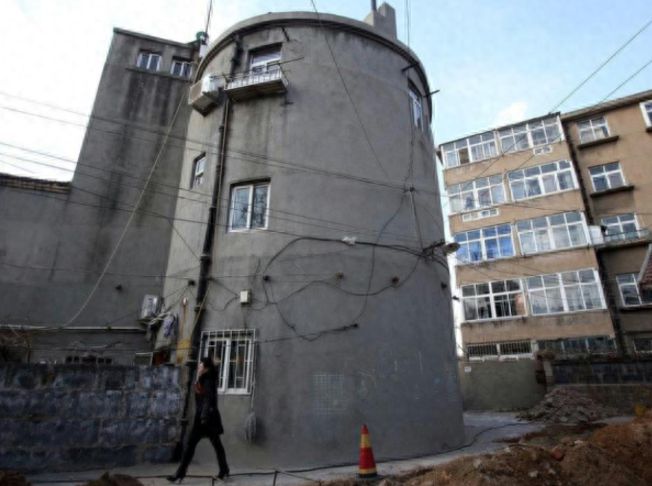 山东一家5代人住日军炮楼58年因墙体太厚耗费十几年才通暖气(图5)