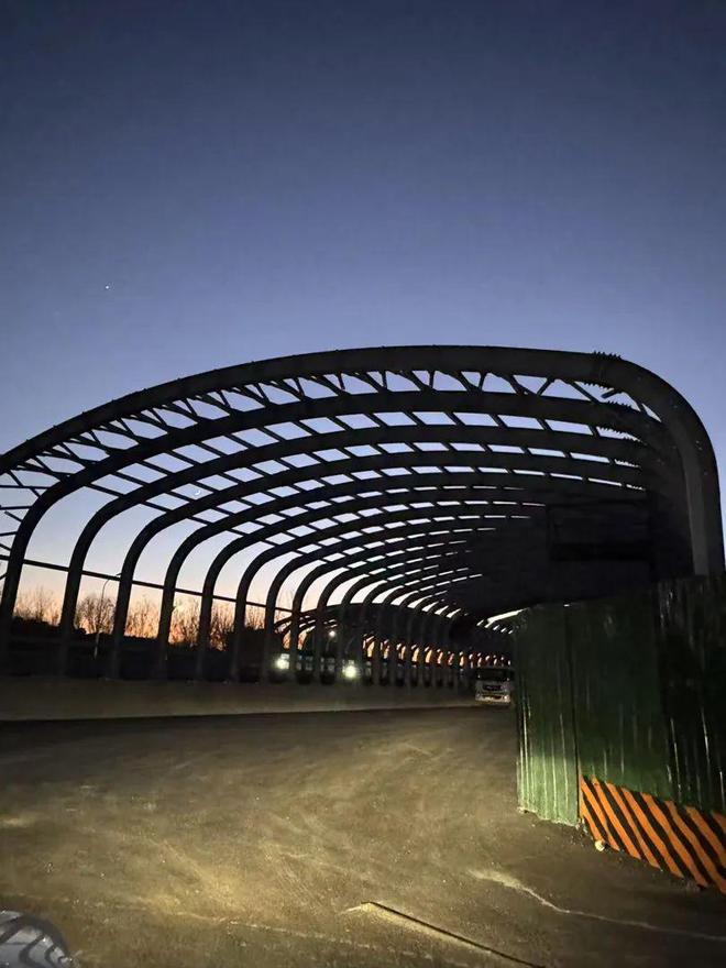 吵吵吵昌平北清路隔音屏只装一半原因竟是(图4)