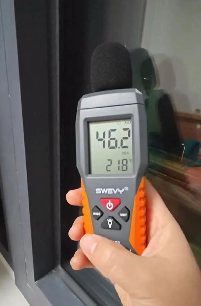 吵吵吵昌平北清路隔音屏只装一半原因竟是(图3)