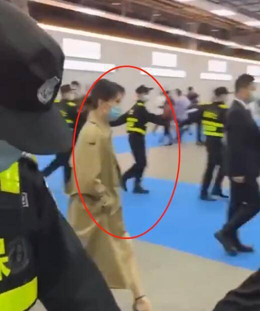 高圆圆排场大耍大牌！无人现场要36个保安护航被嘲增加就业机会(图2)