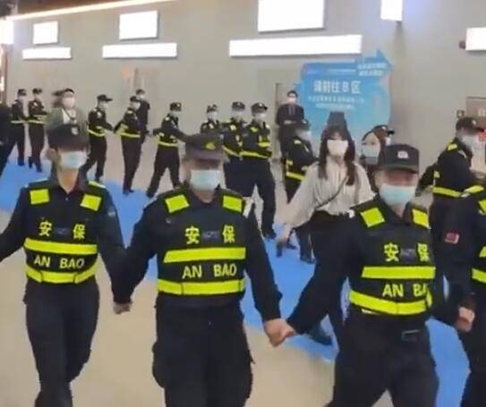 高圆圆排场大耍大牌！无人现场要36个保安护航被嘲增加就业机会(图3)