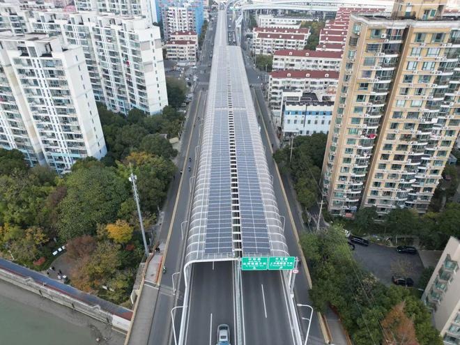 虹梅南路隔声棚光伏发电项目徐汇段建设完成！
