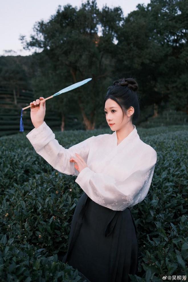 吴柳芳体验非遗漆扇白衣黑裙尽显古典美(图2)