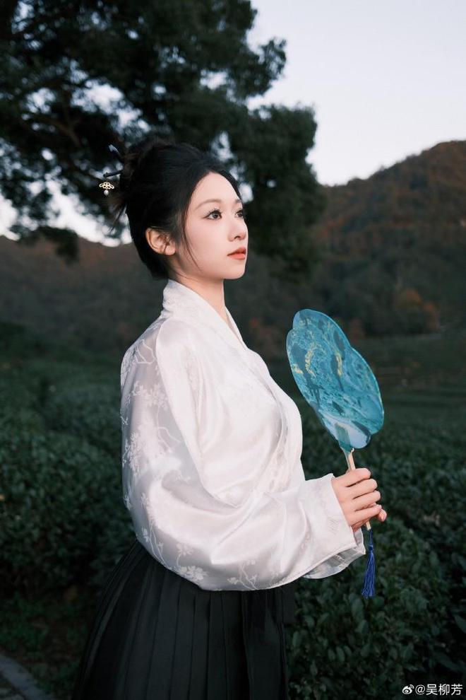 吴柳芳体验非遗漆扇白衣黑裙尽显古典美(图3)