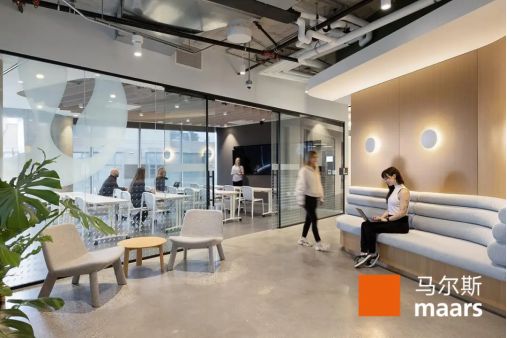 马尔斯Maars引领空间隔断美学助力现代化办公新布局(图1)