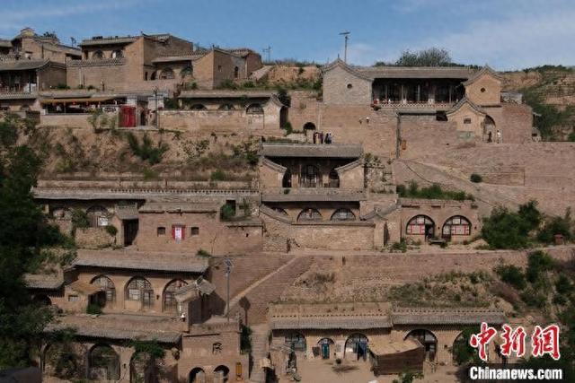 黄土窑洞的绿色蜕变：碛口古镇传统建筑的现代重生